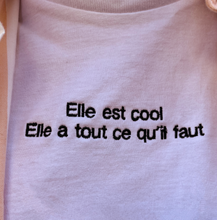 Carica l'immagine nel visualizzatore di Gallery, T-shirt "Elle est cool, elle a tout ce qu'il faut" - Pietro B