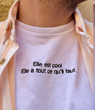 Carica l'immagine nel visualizzatore di Gallery, T-shirt "Elle est cool, elle a tout ce qu'il faut" - Pietro B