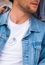 Carica l'immagine nel visualizzatore di Gallery, T-shirt "Mano" - Pietro B